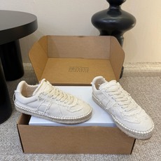 MaisonMargiela MM6 马吉拉 做旧厚底 德训鞋 休闲 运动鞋这一款德国训练鞋延续了经典的 MaisonMargiela MM6 马吉拉 做旧厚底 德训鞋 休闲 运动鞋这一款德国训练鞋延续了经典的