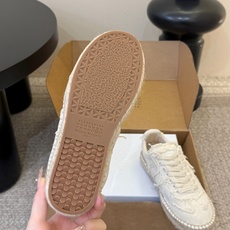MaisonMargiela MM6 马吉拉 做旧厚底 德训鞋 休闲 运动鞋这一款德国训练鞋延续了经典的 MaisonMargiela MM6 马吉拉 做旧厚底 德训鞋 休闲 运动鞋这一款德国训练鞋延续了经典的