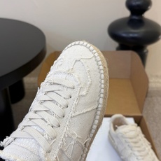 MaisonMargiela MM6 马吉拉 做旧厚底 德训鞋 休闲 运动鞋这一款德国训练鞋延续了经典的 MaisonMargiela MM6 马吉拉 做旧厚底 德训鞋 休闲 运动鞋这一款德国训练鞋延续了经典的