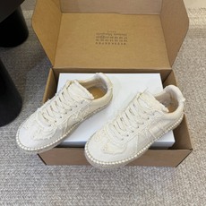 MaisonMargiela MM6 马吉拉 做旧厚底 德训鞋 休闲 运动鞋这一款德国训练鞋延续了经典的 MaisonMargiela MM6 马吉拉 做旧厚底 德训鞋 休闲 运动鞋这一款德国训练鞋延续了经典的