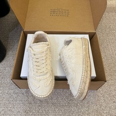 MaisonMargiela MM6 马吉拉 做旧厚底 德训鞋 休闲 运动鞋这一款德国训练鞋延续了经典的 MaisonMargiela MM6 马吉拉 做旧厚底 德训鞋 休闲 运动鞋这一款德国训练鞋延续了经典的