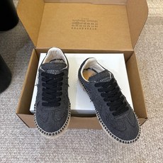 MaisonMargiela MM6 马吉拉 做旧厚底 德训鞋 休闲 运动鞋这一款德国训练鞋延续了经典的 MaisonMargiela MM6 马吉拉 做旧厚底 德训鞋 休闲 运动鞋这一款德国训练鞋延续了经典的