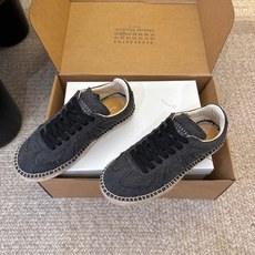 MaisonMargiela MM6 马吉拉 做旧厚底 德训鞋 休闲 运动鞋这一款德国训练鞋延续了经典的 MaisonMargiela MM6 马吉拉 做旧厚底 德训鞋 休闲 运动鞋这一款德国训练鞋延续了经典的