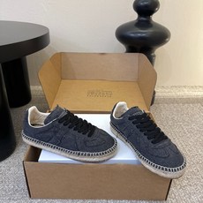 MaisonMargiela MM6 马吉拉 做旧厚底 德训鞋 休闲 运动鞋这一款德国训练鞋延续了经典的 MaisonMargiela MM6 马吉拉 做旧厚底 德训鞋 休闲 运动鞋这一款德国训练鞋延续了经典的