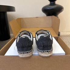 MaisonMargiela MM6 马吉拉 做旧厚底 德训鞋 休闲 运动鞋这一款德国训练鞋延续了经典的 MaisonMargiela MM6 马吉拉 做旧厚底 德训鞋 休闲 运动鞋这一款德国训练鞋延续了经典的