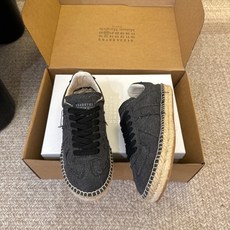MaisonMargiela MM6 马吉拉 做旧厚底 德训鞋 休闲 运动鞋这一款德国训练鞋延续了经典的 MaisonMargiela MM6 马吉拉 做旧厚底 德训鞋 休闲 运动鞋这一款德国训练鞋延续了经典的
