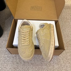 MaisonMargiela MM6 马吉拉 做旧厚底 德训鞋 休闲 运动鞋这一款德国训练鞋延续了经典的 MaisonMargiela MM6 马吉拉 做旧厚底 德训鞋 休闲 运动鞋这一款德国训练鞋延续了经典的