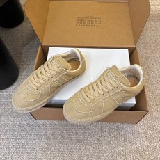MaisonMargiela MM6 马吉拉 做旧厚底 德训鞋 休闲 运动鞋这一款德国训练鞋延续了经典的 MaisonMargiela MM6 马吉拉 做旧厚底 德训鞋 休闲 运动鞋这一款德国训练鞋延续了经典的