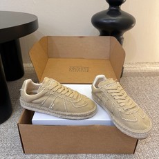 MaisonMargiela MM6 马吉拉 做旧厚底 德训鞋 休闲 运动鞋这一款德国训练鞋延续了经典的 MaisonMargiela MM6 马吉拉 做旧厚底 德训鞋 休闲 运动鞋这一款德国训练鞋延续了经典的
