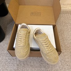 MaisonMargiela MM6 马吉拉 做旧厚底 德训鞋 休闲 运动鞋这一款德国训练鞋延续了经典的 MaisonMargiela MM6 马吉拉 做旧厚底 德训鞋 休闲 运动鞋这一款德国训练鞋延续了经典的