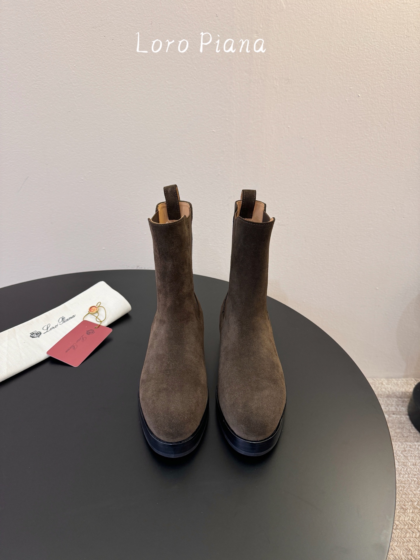 Loro Piana 秋冬新品～骑士短靴秋冬搭配神器，必备长靴！酷飒有范儿的战靴 ，简直不要太飒 ，皮质