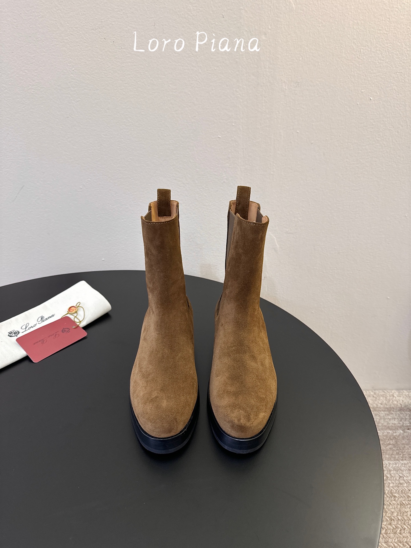 Loro Piana 秋冬新品～骑士短靴秋冬搭配神器，必备长靴！酷飒有范儿的战靴 ，简直不要太飒 ，皮质