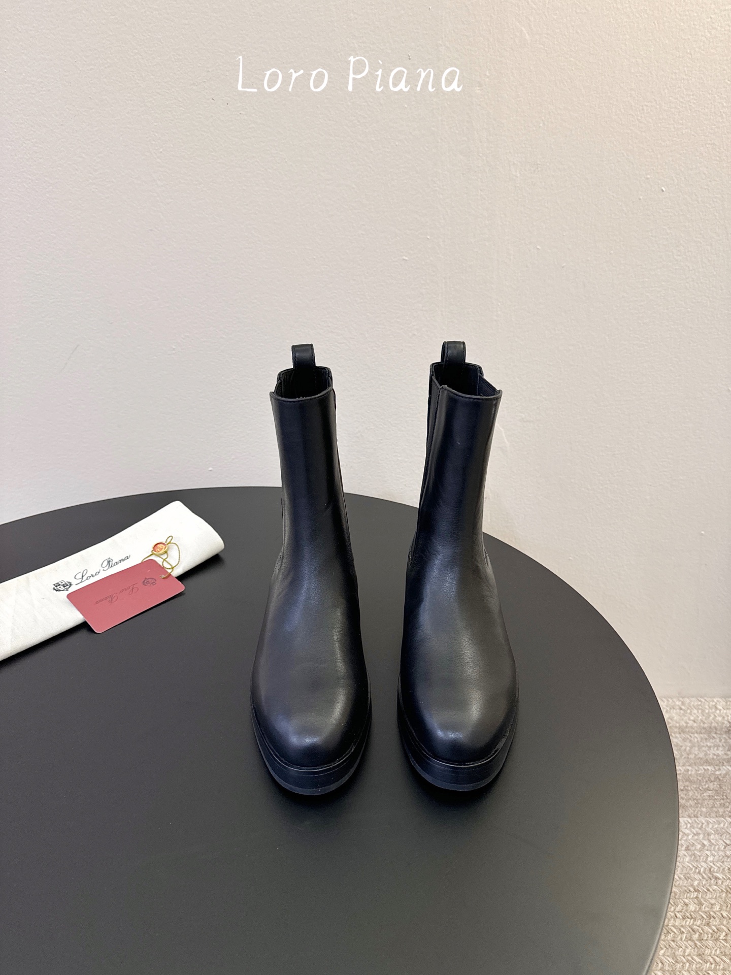 Loro Piana 秋冬新品～骑士短靴秋冬搭配神器，必备长靴！酷飒有范儿的战靴 ，简直不要太飒 ，皮质