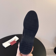 Loro Piana 秋冬新品~骑士短靴秋冬搭配神器,必备长靴!酷飒有范儿的战靴 ,简直不要太飒 ,皮质 Loro Piana 秋冬新品~骑士短靴秋冬搭配神器,必备长靴!酷飒有范儿的战靴 ,简直不要太飒 ,皮质