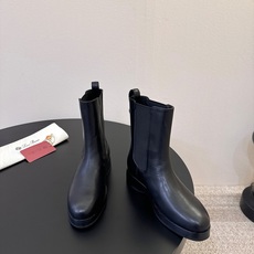 Loro Piana 秋冬新品~骑士短靴秋冬搭配神器,必备长靴!酷飒有范儿的战靴 ,简直不要太飒 ,皮质 Loro Piana 秋冬新品~骑士短靴秋冬搭配神器,必备长靴!酷飒有范儿的战靴 ,简直不要太飒 ,皮质