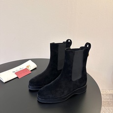Loro Piana 秋冬新品~骑士短靴秋冬搭配神器,必备长靴!酷飒有范儿的战靴 ,简直不要太飒 ,皮质 Loro Piana 秋冬新品~骑士短靴秋冬搭配神器,必备长靴!酷飒有范儿的战靴 ,简直不要太飒 ,皮质