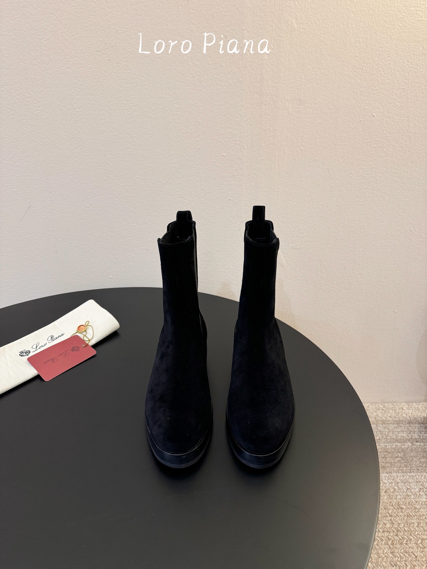 Loro Piana 秋冬新品～骑士短靴秋冬搭配神器，必备长靴！酷飒有范儿的战靴 ，简直不要太飒 ，皮质