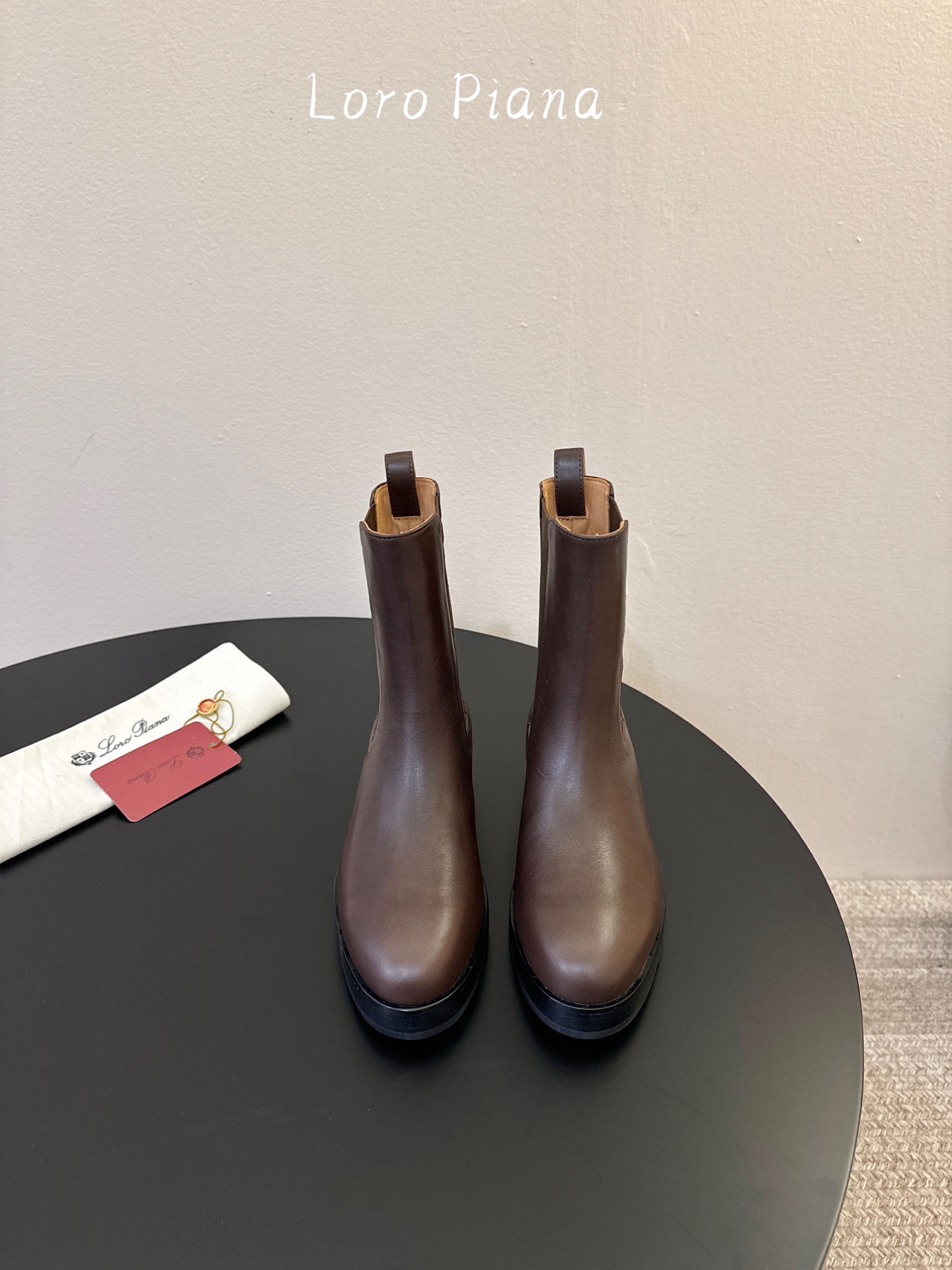 Loro Piana 秋冬新品～骑士短靴秋冬搭配神器，必备长靴！酷飒有范儿的战靴 ，简直不要太飒 ，皮质