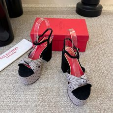 VALENTINO华伦天奴经典恨天高凉鞋单鞋春夏VLOGO SIGNATURE鞋型线条流畅.版型超赞上脚 VALENTINO华伦天奴经典恨天高凉鞋单鞋春夏VLOGO SIGNATURE鞋型线条流畅.版型超赞上脚