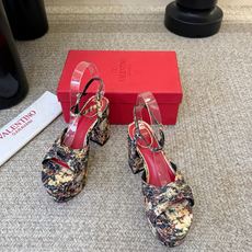 VALENTINO华伦天奴经典恨天高凉鞋单鞋春夏VLOGO SIGNATURE鞋型线条流畅.版型超赞上脚 VALENTINO华伦天奴经典恨天高凉鞋单鞋春夏VLOGO SIGNATURE鞋型线条流畅.版型超赞上脚