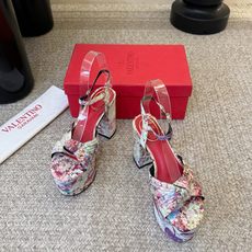 VALENTINO华伦天奴经典恨天高凉鞋单鞋春夏VLOGO SIGNATURE鞋型线条流畅.版型超赞上脚 VALENTINO华伦天奴经典恨天高凉鞋单鞋春夏VLOGO SIGNATURE鞋型线条流畅.版型超赞上脚