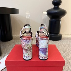VALENTINO华伦天奴经典恨天高凉鞋单鞋春夏VLOGO SIGNATURE鞋型线条流畅.版型超赞上脚 VALENTINO华伦天奴经典恨天高凉鞋单鞋春夏VLOGO SIGNATURE鞋型线条流畅.版型超赞上脚