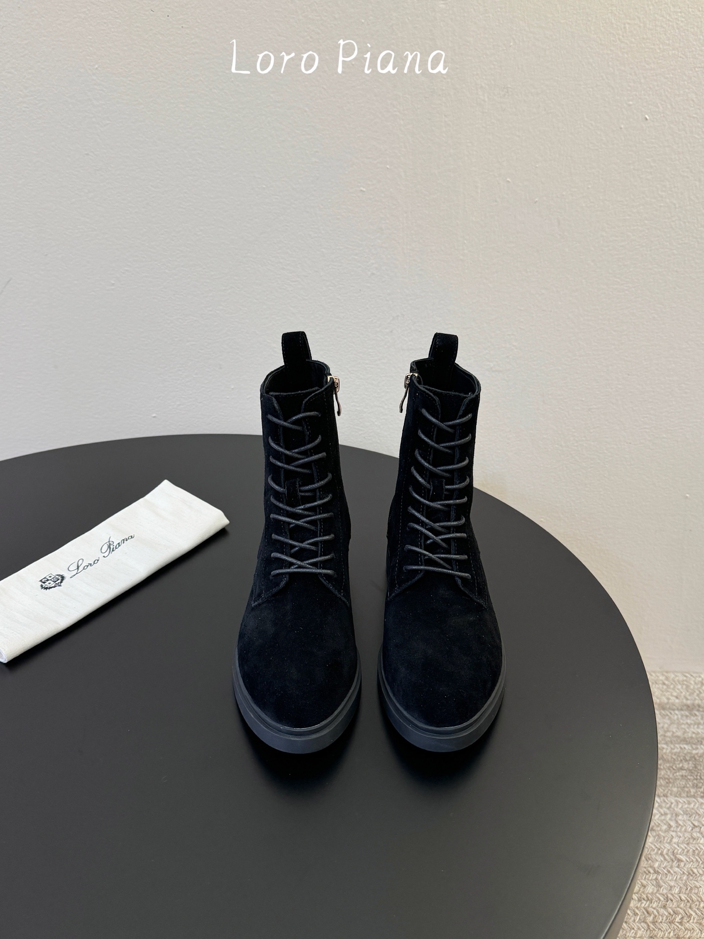 Loro Piana 秋冬新品～骑士短靴秋冬搭配神器，必备长靴！酷飒有范儿的战靴 ，简直不要太飒 ，皮质