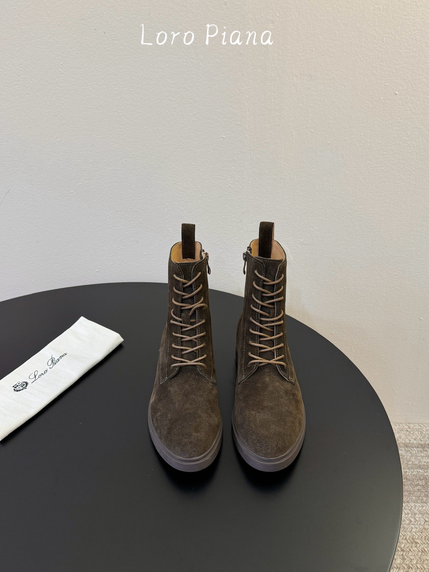 Loro Piana 秋冬新品～骑士短靴秋冬搭配神器，必备长靴！酷飒有范儿的战靴 ，简直不要太飒 ，皮质