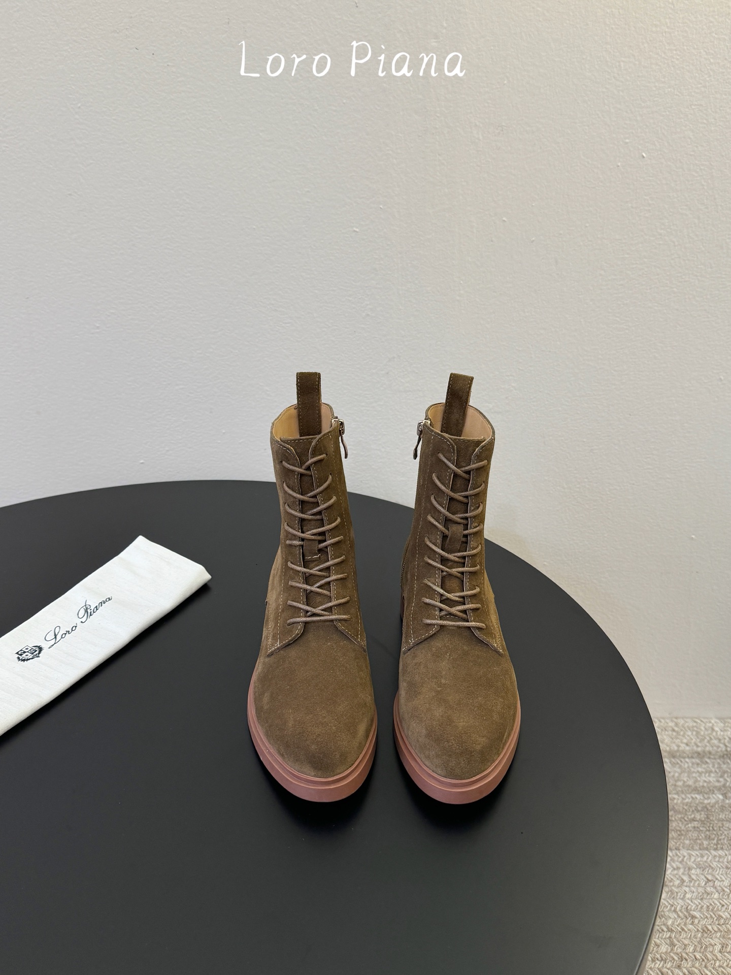 Loro Piana 秋冬新品～骑士短靴秋冬搭配神器，必备长靴！酷飒有范儿的战靴 ，简直不要太飒 ，皮质