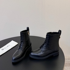Loro Piana 秋冬新品~骑士短靴秋冬搭配神器,必备长靴!酷飒有范儿的战靴 ,简直不要太飒 ,皮质 Loro Piana 秋冬新品~骑士短靴秋冬搭配神器,必备长靴!酷飒有范儿的战靴 ,简直不要太飒 ,皮质