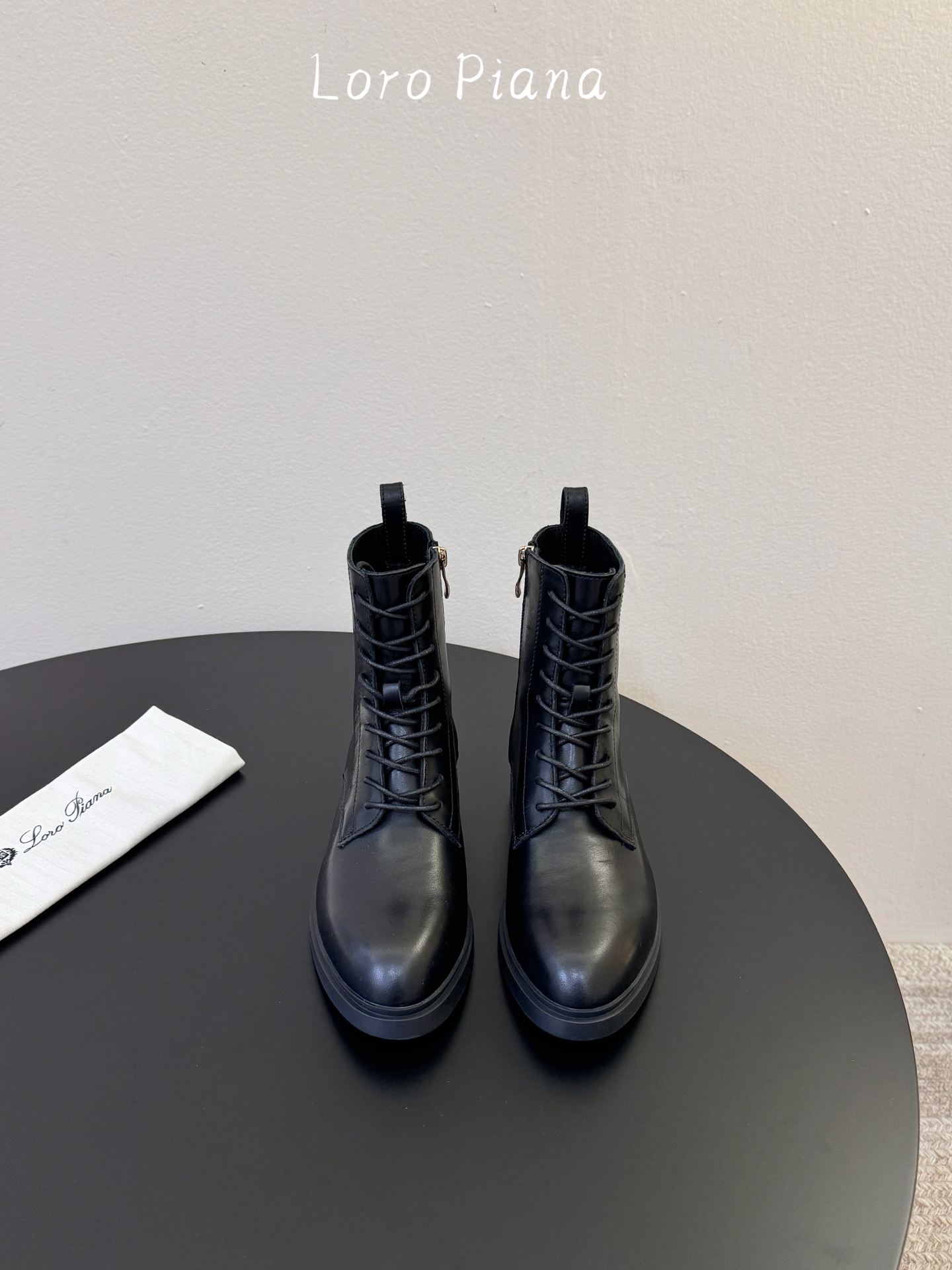 Loro Piana 秋冬新品～骑士短靴秋冬搭配神器，必备长靴！酷飒有范儿的战靴 ，简直不要太飒 ，皮质