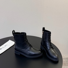 Loro Piana 秋冬新品~骑士短靴秋冬搭配神器,必备长靴!酷飒有范儿的战靴 ,简直不要太飒 ,皮质 Loro Piana 秋冬新品~骑士短靴秋冬搭配神器,必备长靴!酷飒有范儿的战靴 ,简直不要太飒 ,皮质