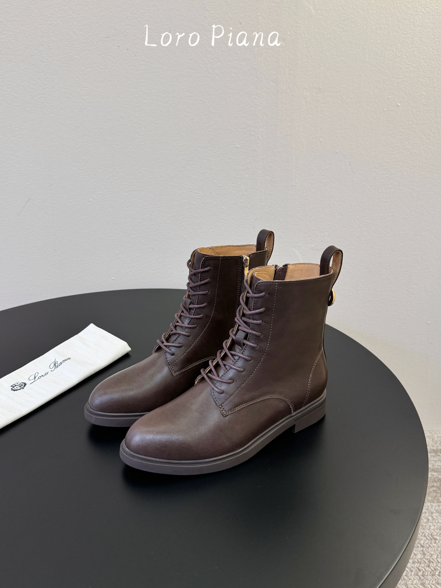 Loro Piana 秋冬新品～骑士短靴秋冬搭配神器，必备长靴！酷飒有范儿的战靴 ，简直不要太飒 ，皮质