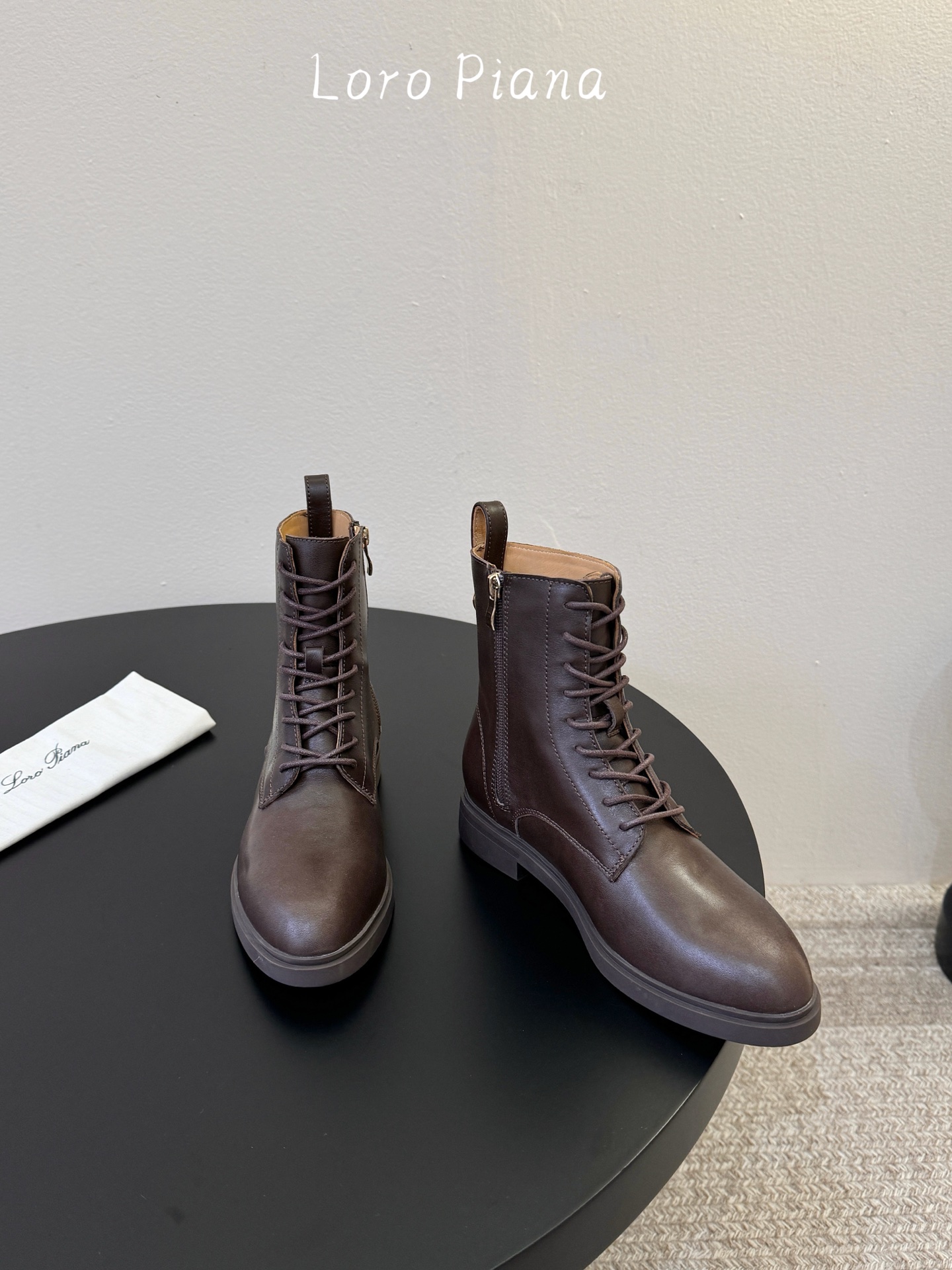 Loro Piana 秋冬新品～骑士短靴秋冬搭配神器，必备长靴！酷飒有范儿的战靴 ，简直不要太飒 ，皮质