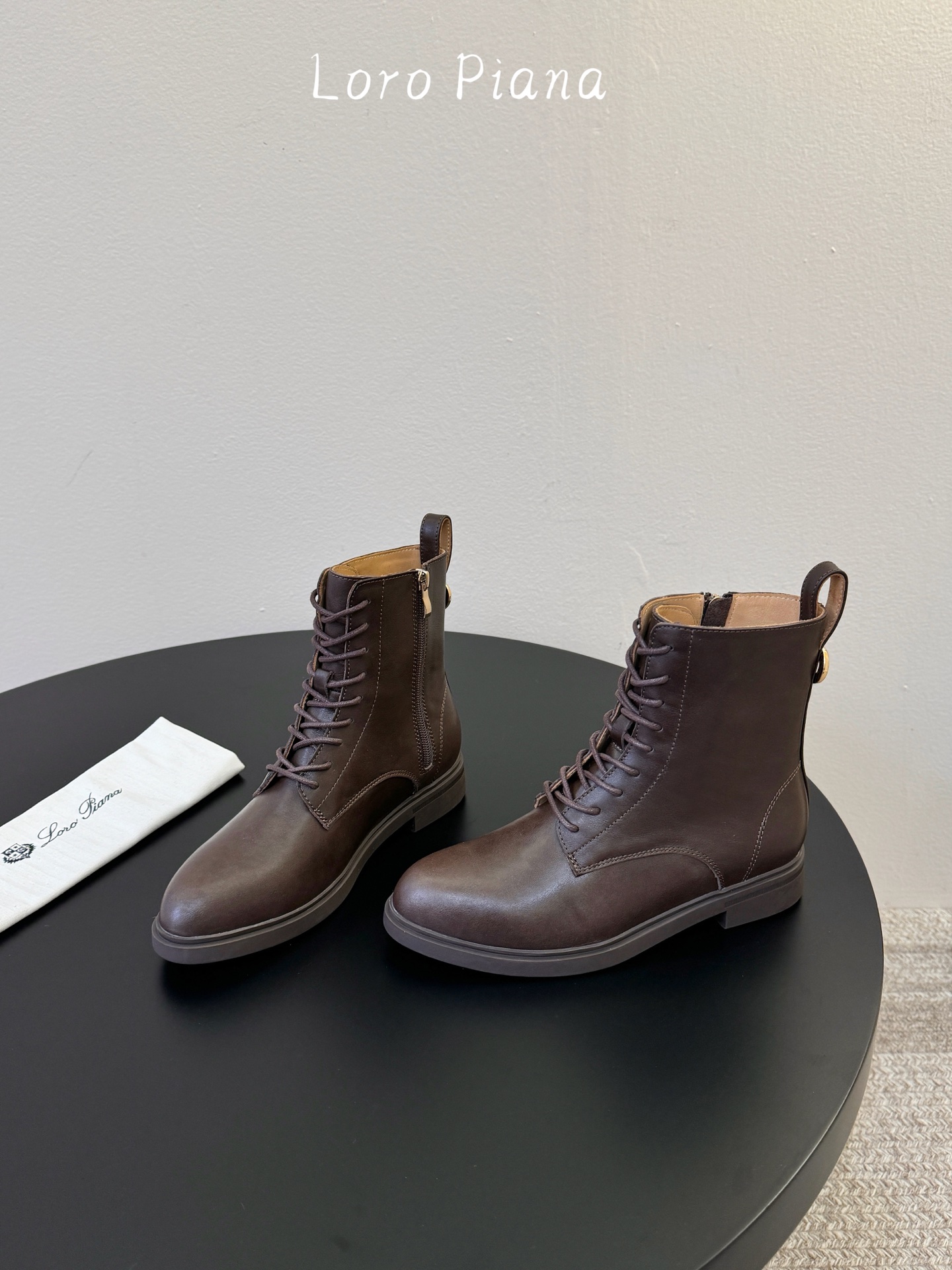 Loro Piana 秋冬新品～骑士短靴秋冬搭配神器，必备长靴！酷飒有范儿的战靴 ，简直不要太飒 ，皮质