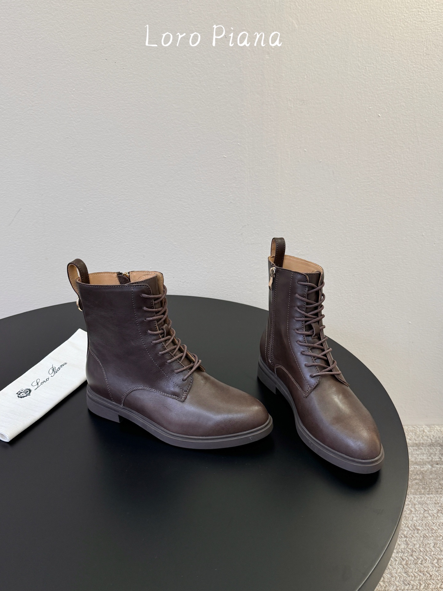 Loro Piana 秋冬新品～骑士短靴秋冬搭配神器，必备长靴！酷飒有范儿的战靴 ，简直不要太飒 ，皮质