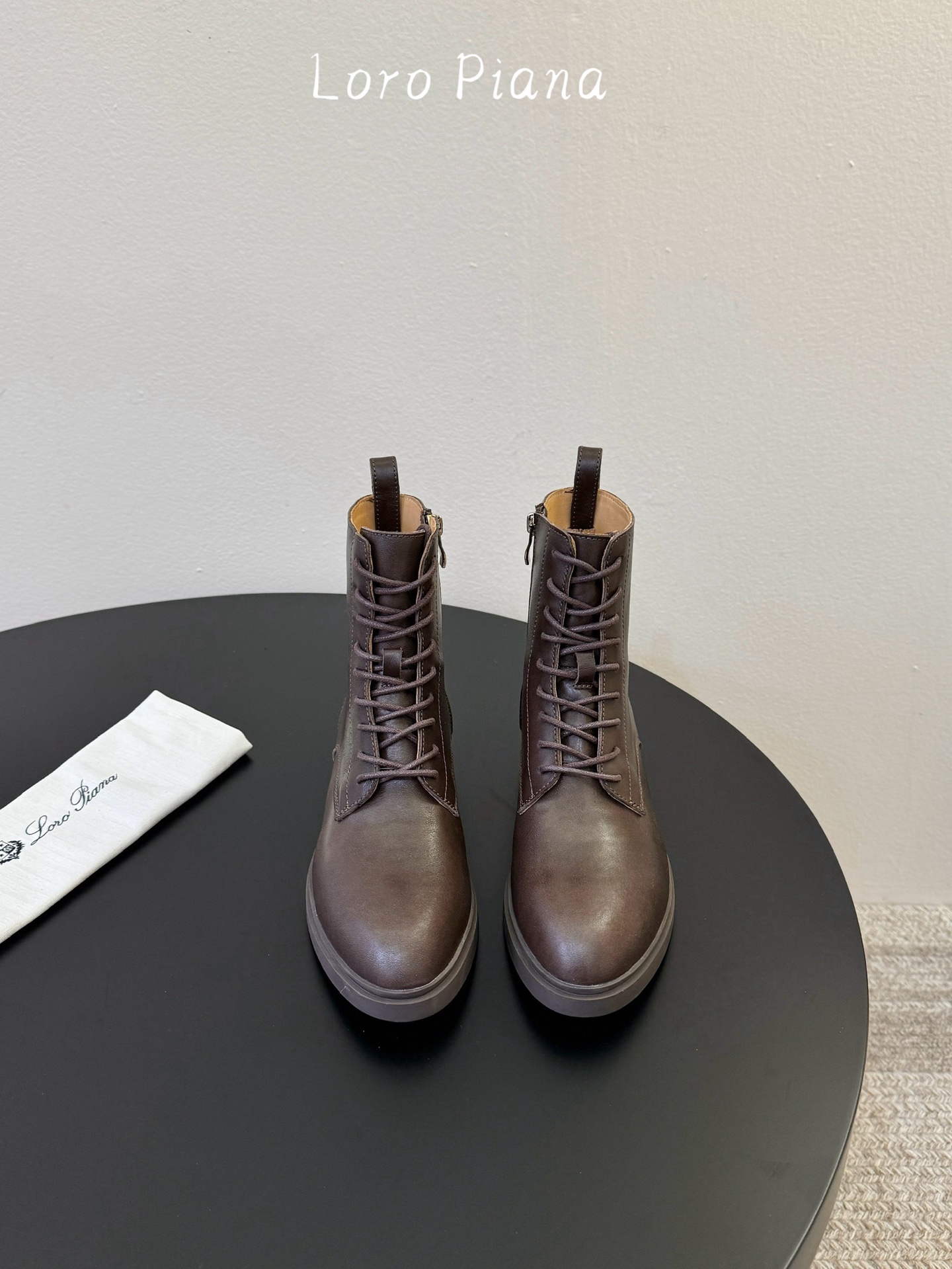 Loro Piana 秋冬新品～骑士短靴秋冬搭配神器，必备长靴！酷飒有范儿的战靴 ，简直不要太飒 ，皮质