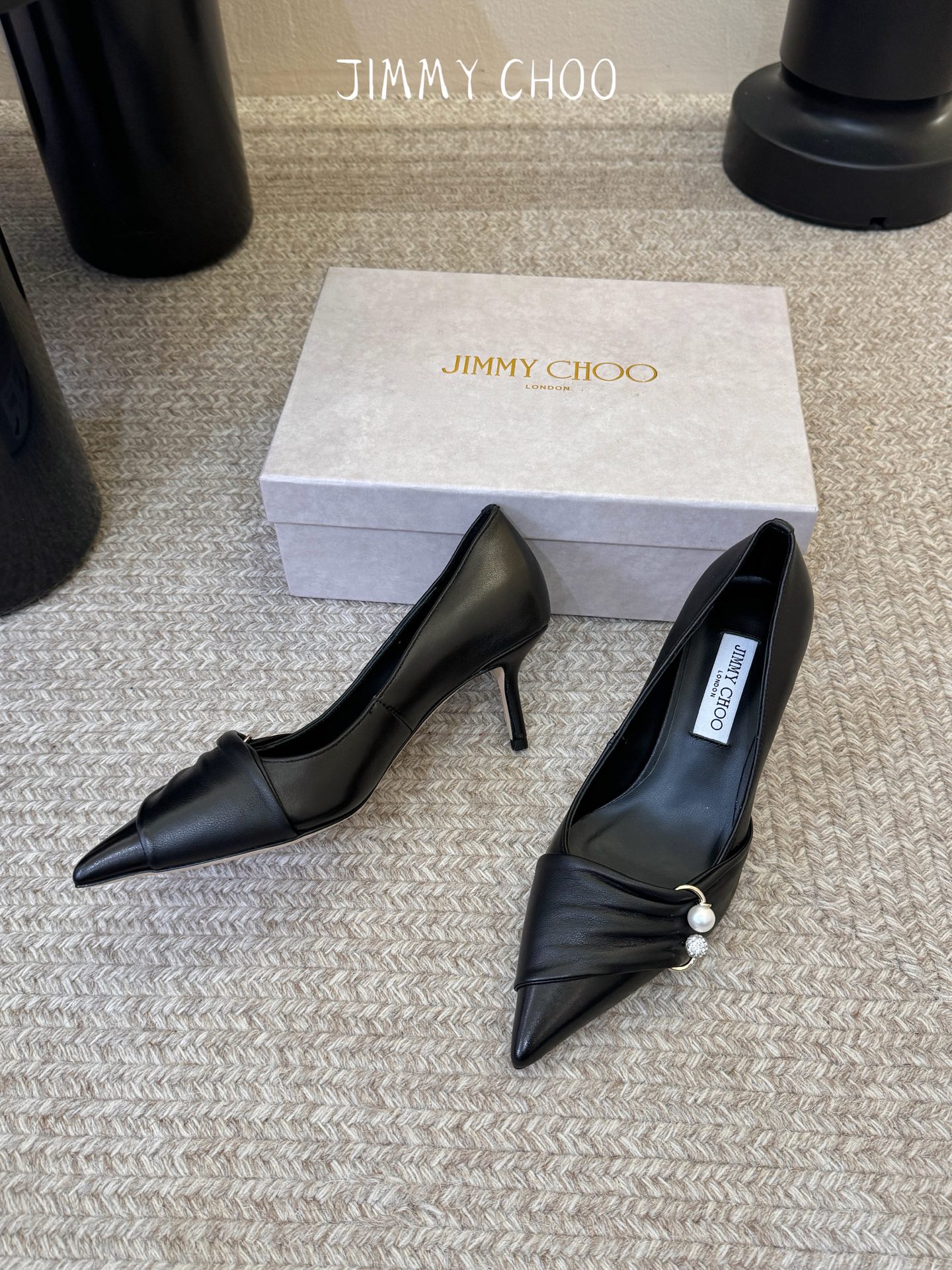 Jimmy Cho*26ss夏季新款褶皱珍珠尖头高跟鞋满溢温柔名媛氛围感，利落尖头搭配鞋面柔和褶皱设计，