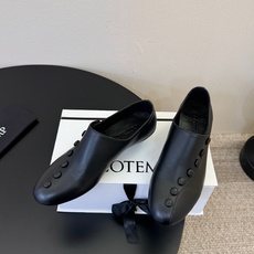 COTEM* 26ss夏季新款复古纽扣低跟乐福皮鞋自带松弛复古文艺氛围感,极简利落的线条弱化了繁复装饰, COTEM* 26ss夏季新款复古纽扣低跟乐福皮鞋自带松弛复古文艺氛围感,极简利落的线条弱化了繁复装饰,