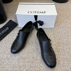 COTEM* 26ss夏季新款复古纽扣低跟乐福皮鞋自带松弛复古文艺氛围感,极简利落的线条弱化了繁复装饰, COTEM* 26ss夏季新款复古纽扣低跟乐福皮鞋自带松弛复古文艺氛围感,极简利落的线条弱化了繁复装饰,