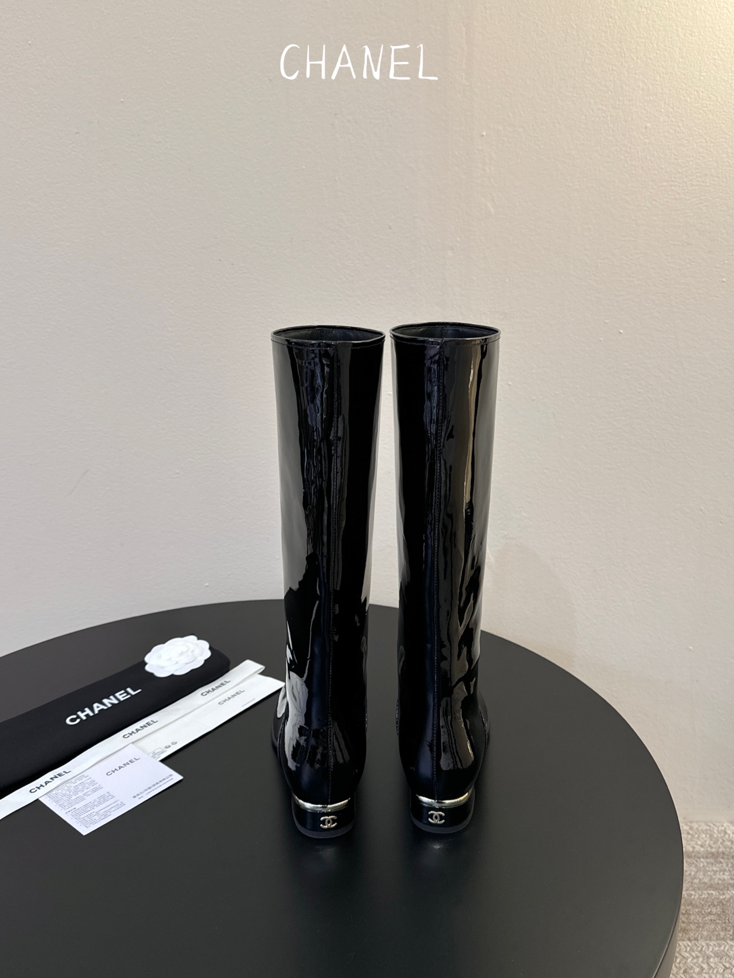Chanel 新款长靴‼️ 简约大方，此款时尚百搭脚感舒适， 鞋面：进口漆皮/牛皮 内里：羊皮内里 鞋底：真皮大底 码数