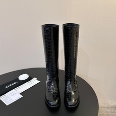 Chanel 新款长靴‼️ 简约大方,此款时尚百搭脚感舒适, 鞋面:进口漆皮/牛皮 内里:羊皮内里 鞋底:真皮大底 码数 Chanel 新款长靴‼️ 简约大方,此款时尚百搭脚感舒适, 鞋面:进口漆皮/牛皮 内里:羊皮内里 鞋底:真皮大底 码数
