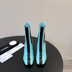 Chanel 新款方头短靴‼️ 简约大方,此款时尚百搭脚感舒适, 鞋面:进口牛皮 内里:羊皮内里 鞋底:真皮大底 码数: Chanel 新款方头短靴‼️ 简约大方,此款时尚百搭脚感舒适, 鞋面:进口牛皮 内里:羊皮内里 鞋底:真皮大底 码数: