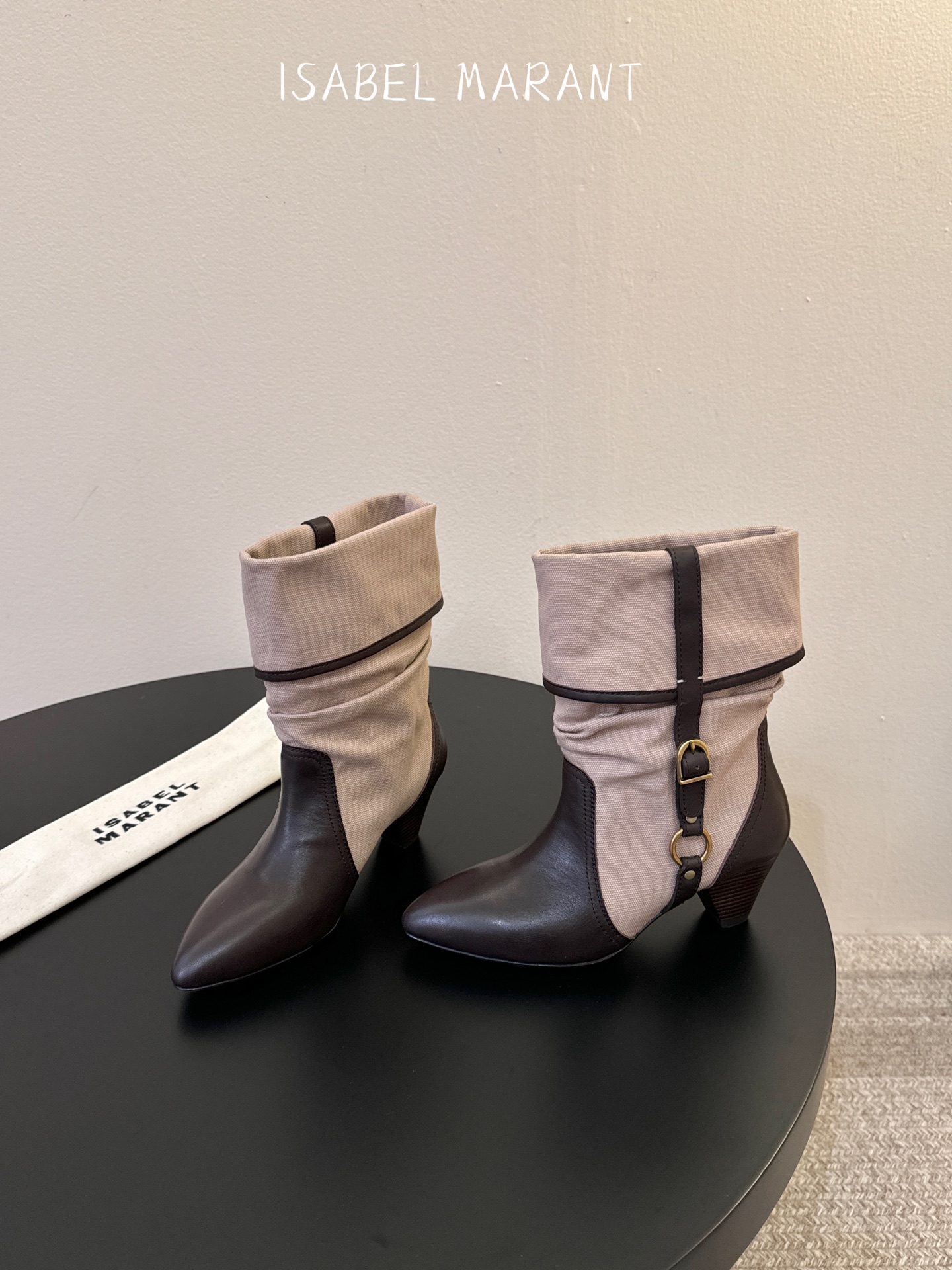 Isabel Maran* 𝟐𝟔𝐀𝐖秋冬新品 褶皱堆堆靴|法式松弛跳出刻板框架 牛仔帆布与油蜡皮质感碰撞鞋身 每一步都 Isabel Maran* 𝟐𝟔𝐀𝐖秋冬新品 褶皱堆堆靴|法式松弛跳出刻板框架 牛仔帆布与油蜡皮质感碰撞鞋身 每一步都