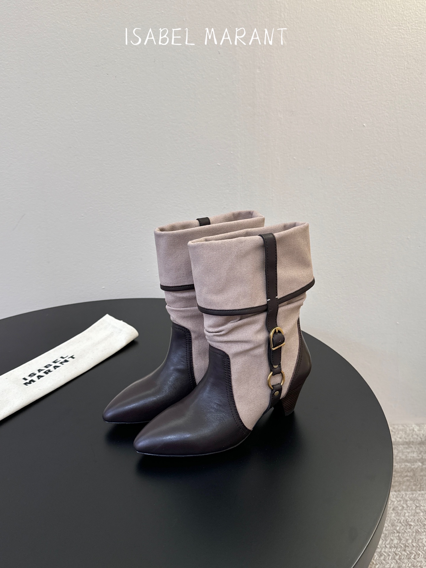 Isabel Maran* 𝟐𝟔𝐀𝐖秋冬新品 褶皱堆堆靴|法式松弛跳出刻板框架 牛仔帆布与油蜡皮质感碰撞鞋身 每一步都 Isabel Maran* 𝟐𝟔𝐀𝐖秋冬新品 褶皱堆堆靴|法式松弛跳出刻板框架 牛仔帆布与油蜡皮质感碰撞鞋身 每一步都