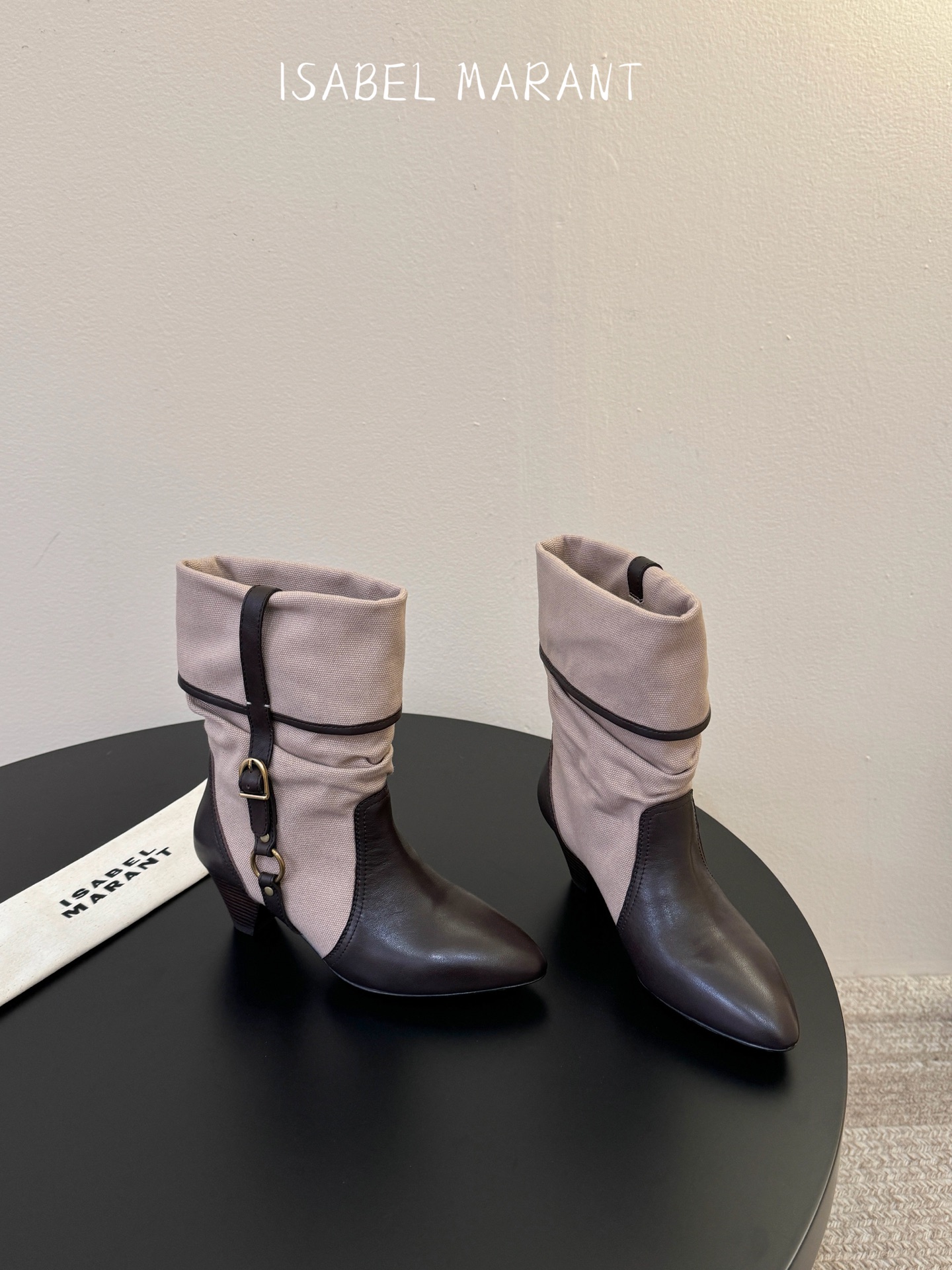 Isabel Maran* 𝟐𝟔𝐀𝐖秋冬新品 褶皱堆堆靴|法式松弛跳出刻板框架 牛仔帆布与油蜡皮质感碰撞鞋身 每一步都 Isabel Maran* 𝟐𝟔𝐀𝐖秋冬新品 褶皱堆堆靴|法式松弛跳出刻板框架 牛仔帆布与油蜡皮质感碰撞鞋身 每一步都