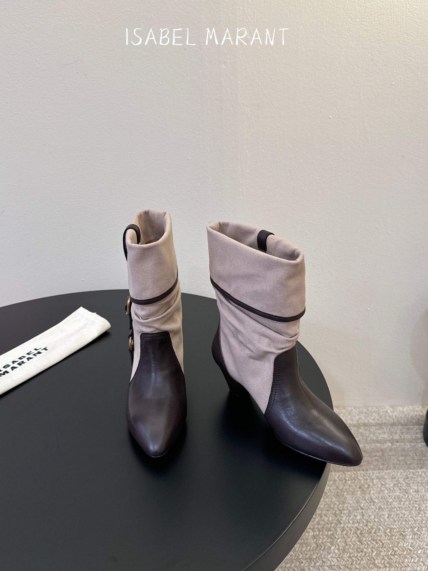 Isabel Maran* 𝟐𝟔𝐀𝐖秋冬新品 褶皱堆堆靴|法式松弛跳出刻板框架 牛仔帆布与油蜡皮质感碰撞鞋身 每一步都 Isabel Maran* 𝟐𝟔𝐀𝐖秋冬新品 褶皱堆堆靴|法式松弛跳出刻板框架 牛仔帆布与油蜡皮质感碰撞鞋身 每一步都