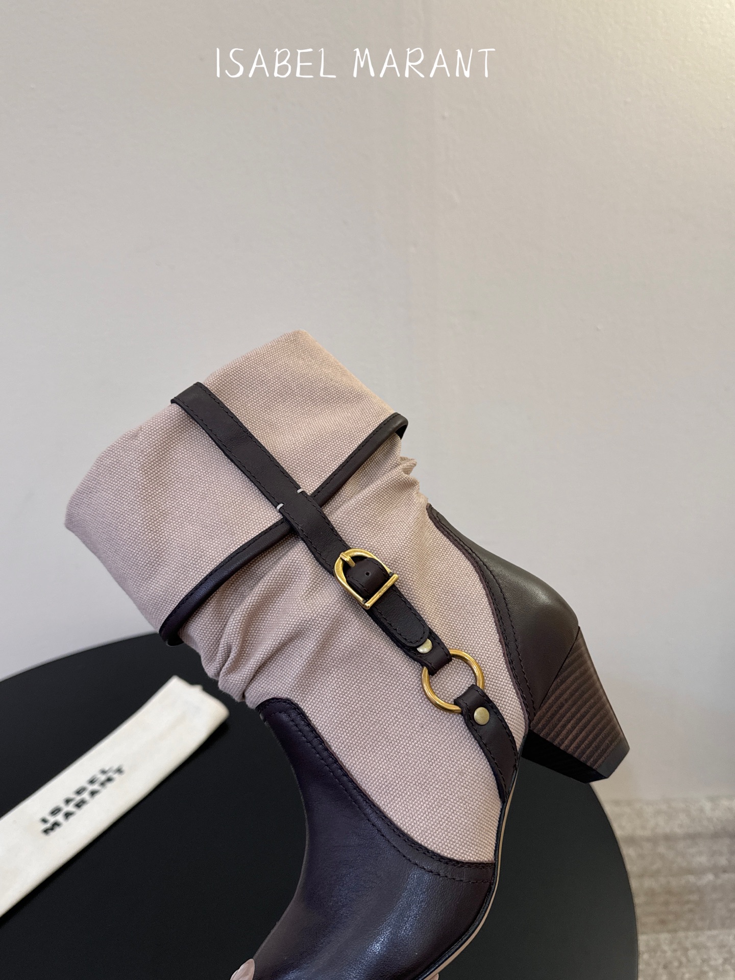 Isabel Maran* 𝟐𝟔𝐀𝐖秋冬新品 褶皱堆堆靴|法式松弛跳出刻板框架 牛仔帆布与油蜡皮质感碰撞鞋身 每一步都 Isabel Maran* 𝟐𝟔𝐀𝐖秋冬新品 褶皱堆堆靴|法式松弛跳出刻板框架 牛仔帆布与油蜡皮质感碰撞鞋身 每一步都