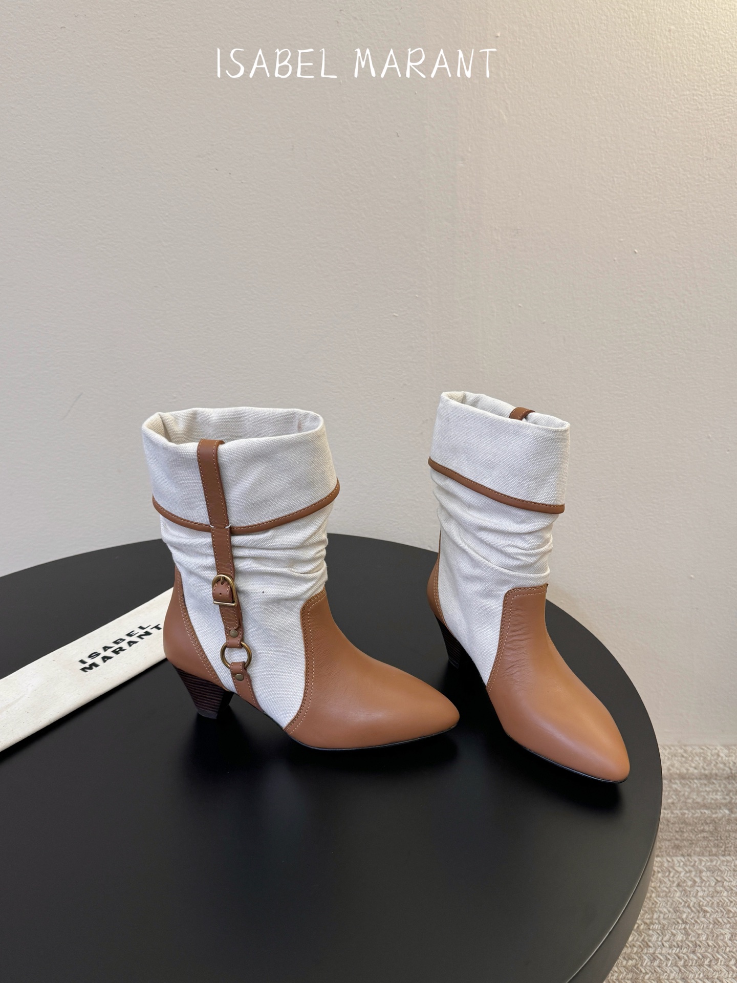 Isabel Maran*  𝟐𝟔𝐀𝐖秋冬新品 褶皱堆堆靴|法式松弛跳出刻板框架 牛仔帆布与油蜡皮质感碰撞鞋身 每一步都
