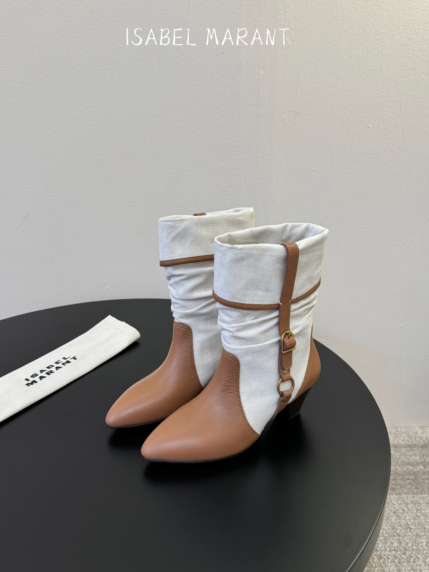 Isabel Maran*  𝟐𝟔𝐀𝐖秋冬新品 褶皱堆堆靴|法式松弛跳出刻板框架 牛仔帆布与油蜡皮质感碰撞鞋身 每一步都